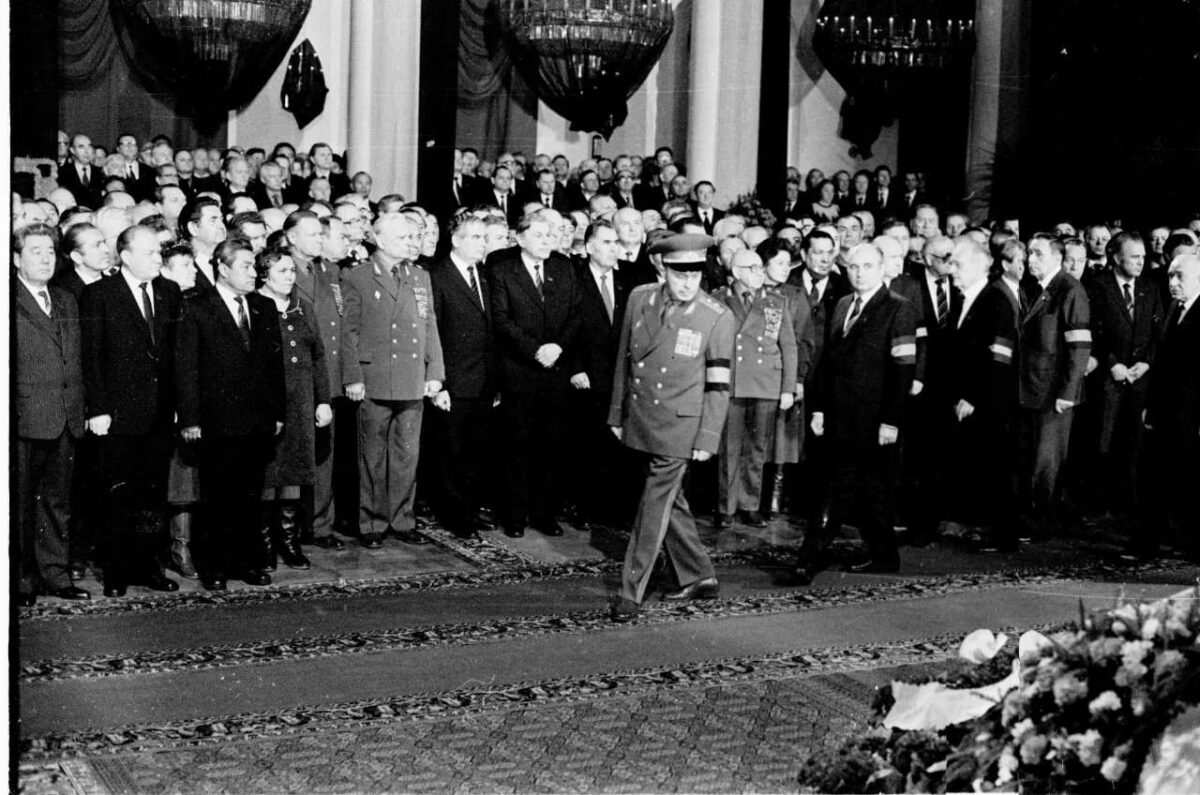 Михаил Горбачев на похоронах Константина Черненко среди официальных лиц, 1985 год