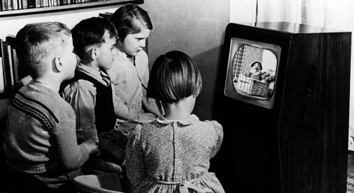 История телевидения Джон Логи Бэрд демонстрирует механическую систему