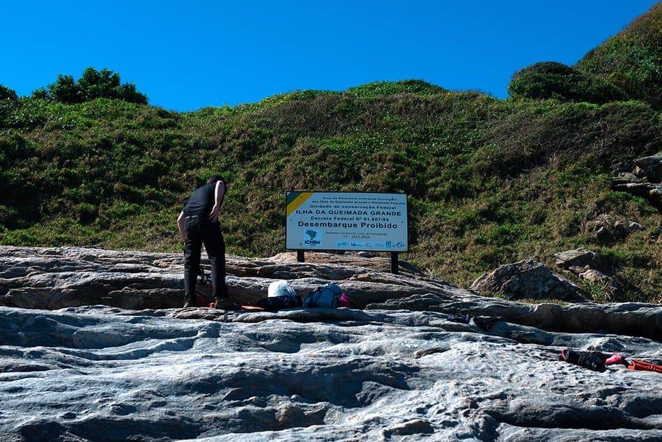 Предупреждающая табличка на берегу острова Кеймада Гранди запрет высадки