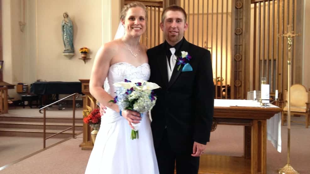 Свадебная фотография Джины Гис и ее мужа на церемонии бракосочетания