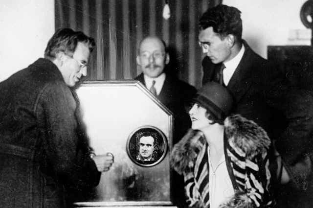 Джон Логи Бэрд показывает первое телевидение публике 1926