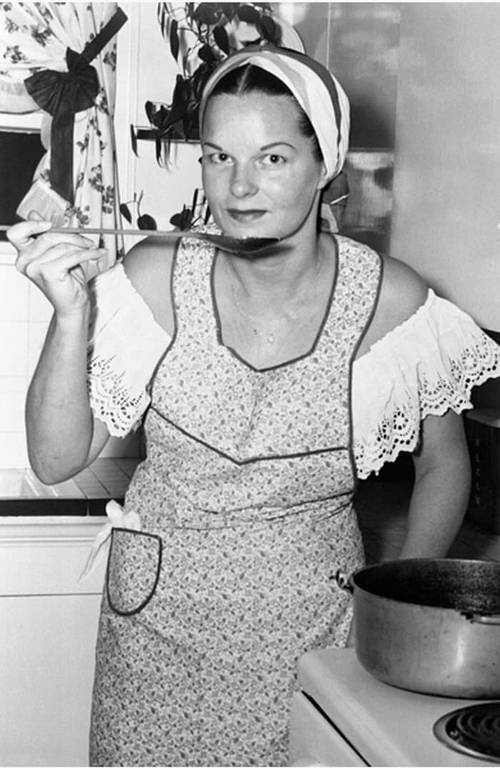 Вирджиния Хилл на кухне в Австрии одно из последних фото