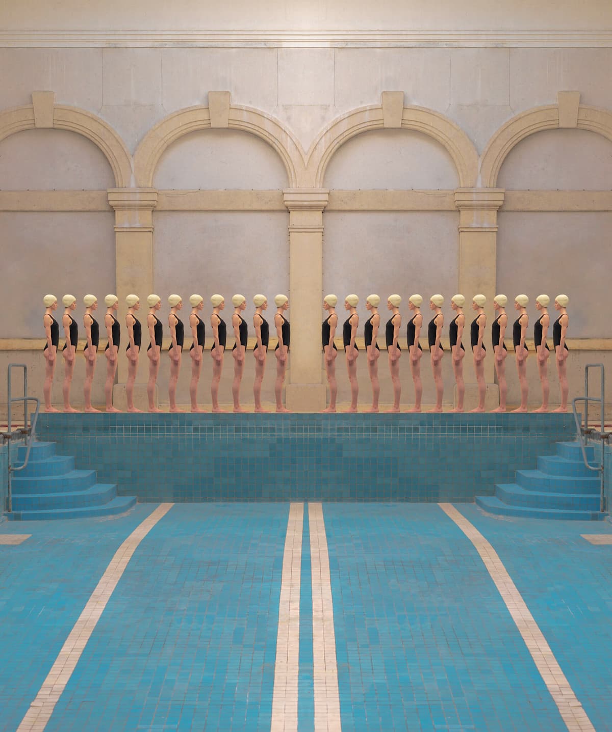 Группа пловчих в чёрных купальниках и белых шапочках стоят в идеальной шеренге у края бассейна