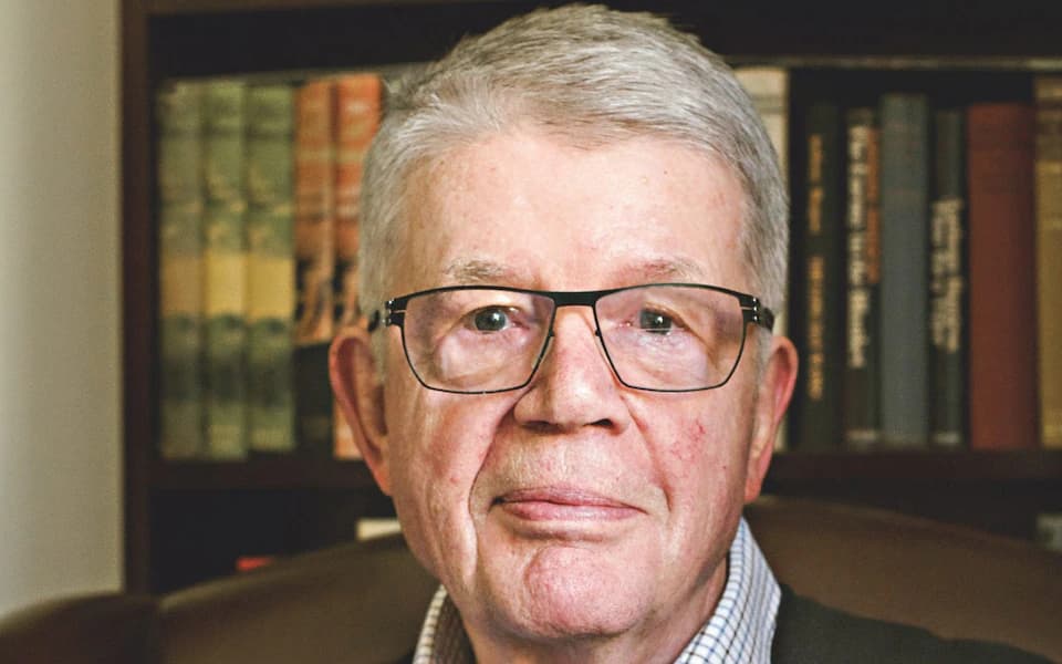 Герман Книппенберг в пожилом возрасте в кабинете у книжных полок в 2020 году