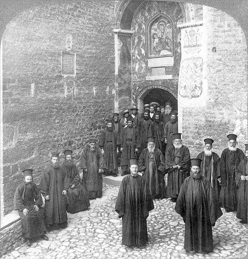 Монахи на Святой горе Афон с длинными бородами