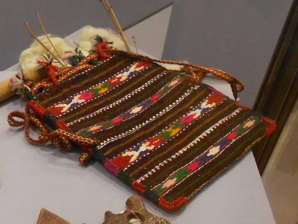 Традиционная вышитая торба с ярким орнаментом и веревками для завязывания