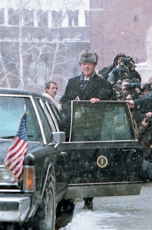 Билл Клинтон (Bill Clinton) выходит из лимузина под снегом в Москве, январь 1993 года