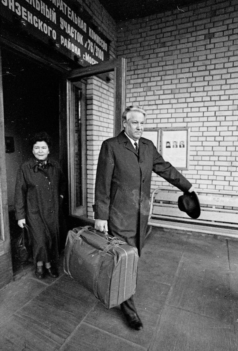 Борис Ельцин выходит из здания с чемоданом, 1989 год