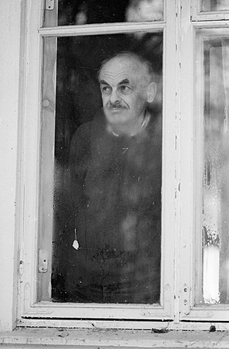 Булат Окуджава смотрит в окно, 1992 год