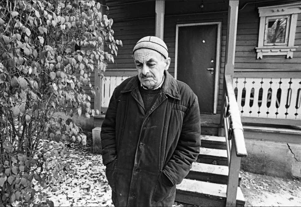 Портрет Булата Окуджавы на даче у крыльца, 1994 год