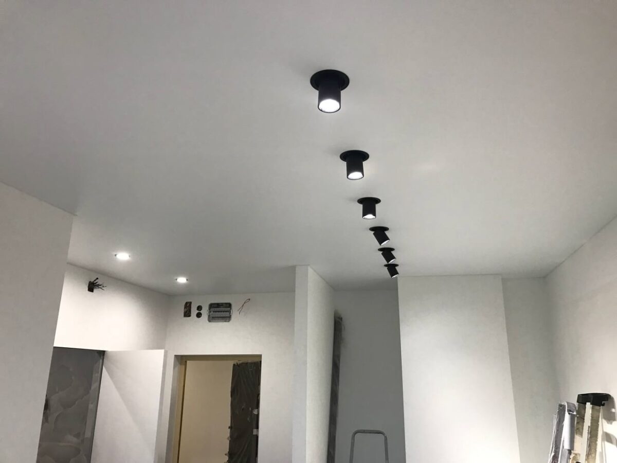 современный натяжной потолок