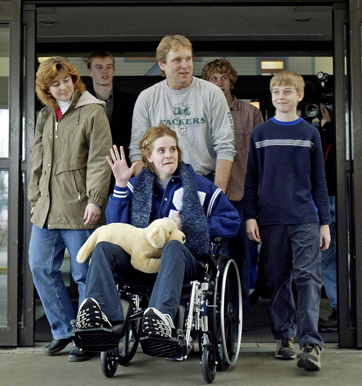 Джина покидает больницу со своей семьей