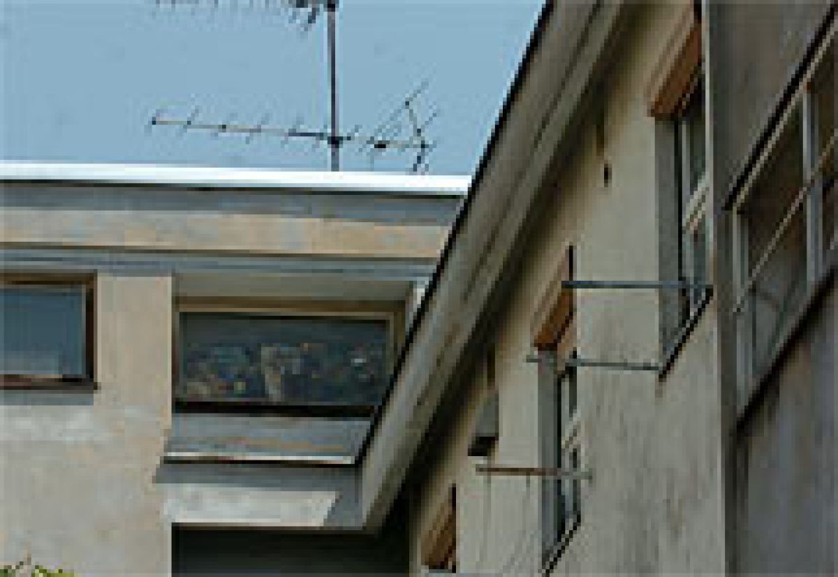 Мансардное окно квартиры Хедвиги Голик на крыше старого дома в Загребе