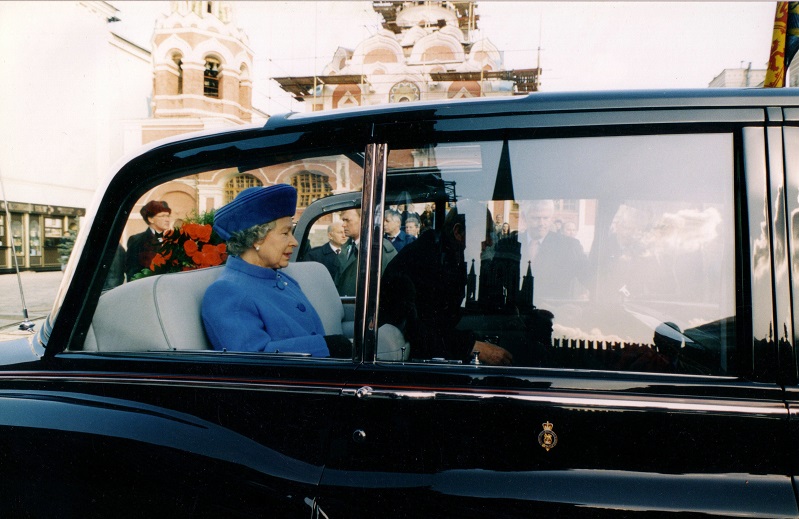 Королева Елизавета II (Elizabeth II) в автомобиле на Красной площади, октябрь 1994 года