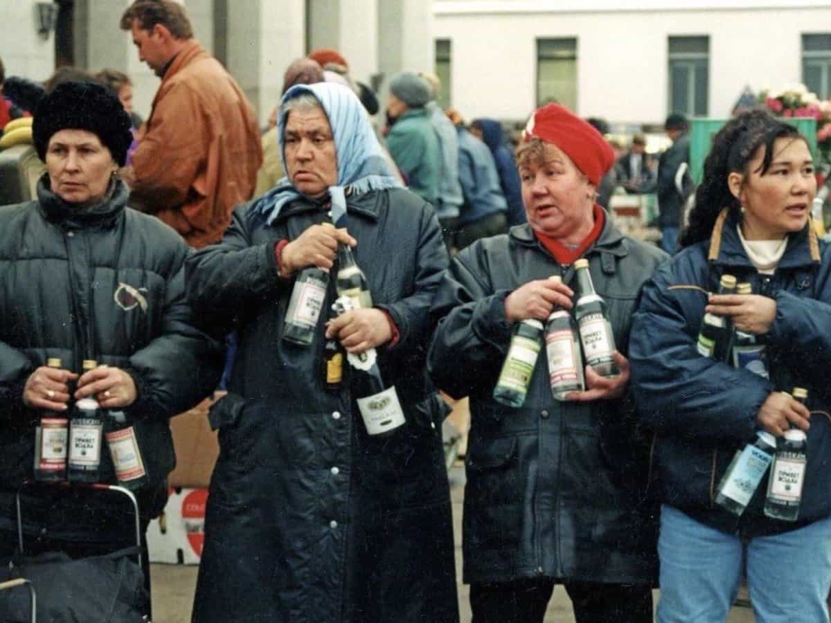 Женщины торгуют алкоголем возле Ярославского вокзала