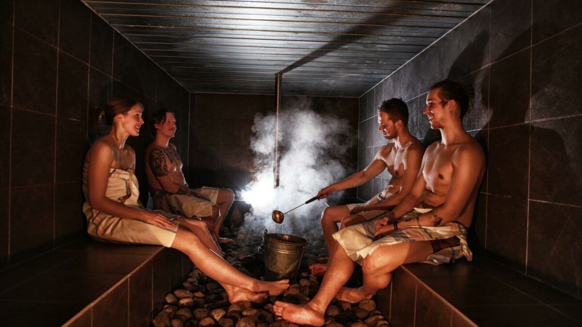 Группа людей отдыхает в финской сауне 