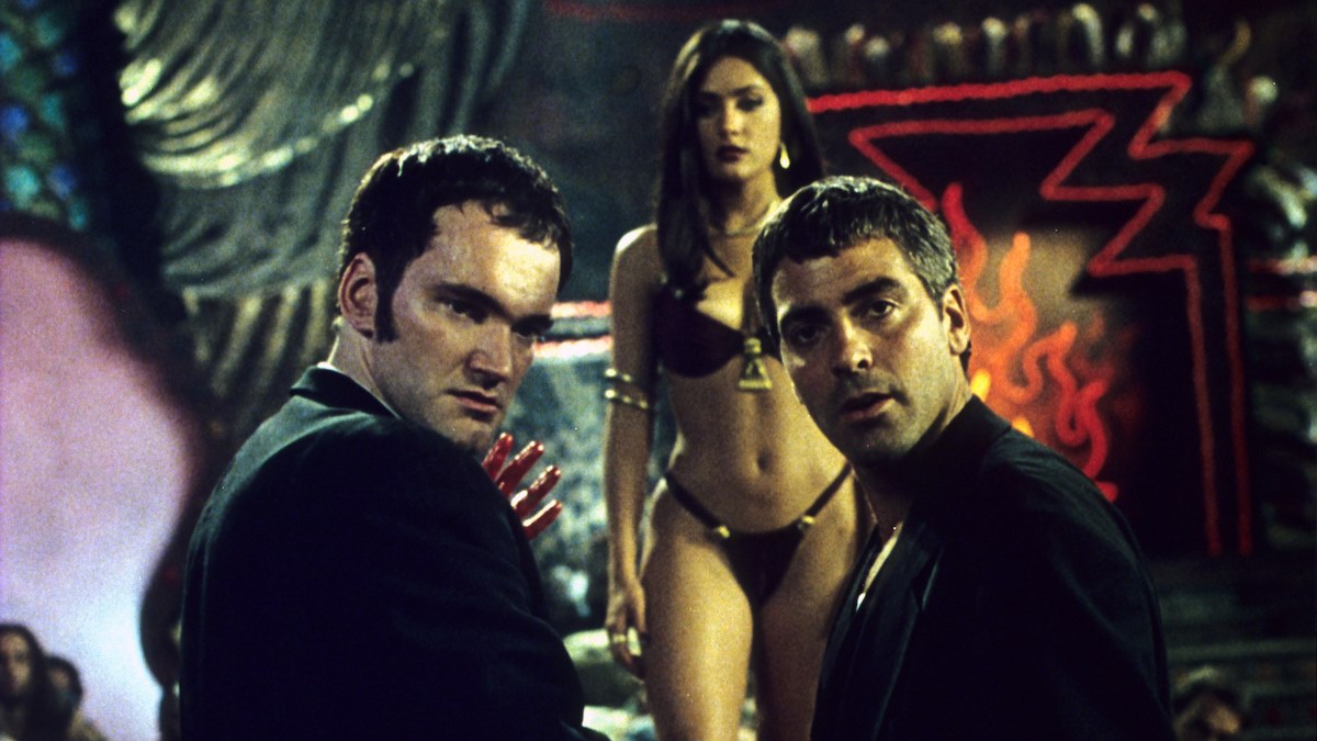 Кадр из фильма От заката до рассвета 1996 — главные герои в баре вампиров