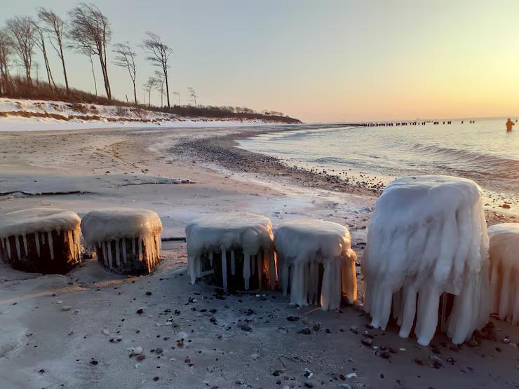 Замерзший пляж Куршской косы под ясным зимним небом