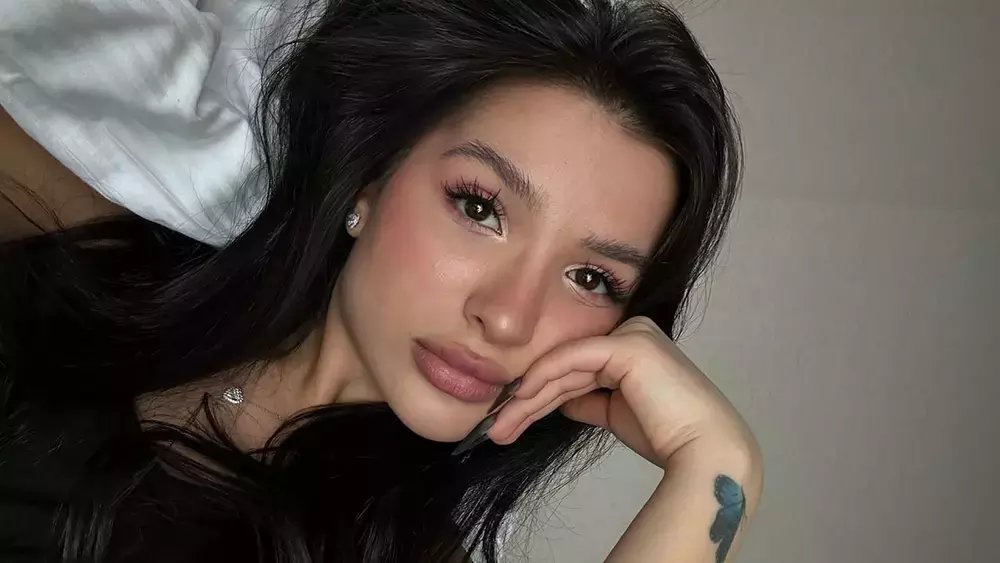 Амина Мирзоева во время стрима