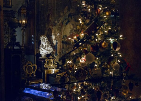 Московские коллекционеры ищут подлинные предметы старины в антикварных лавках