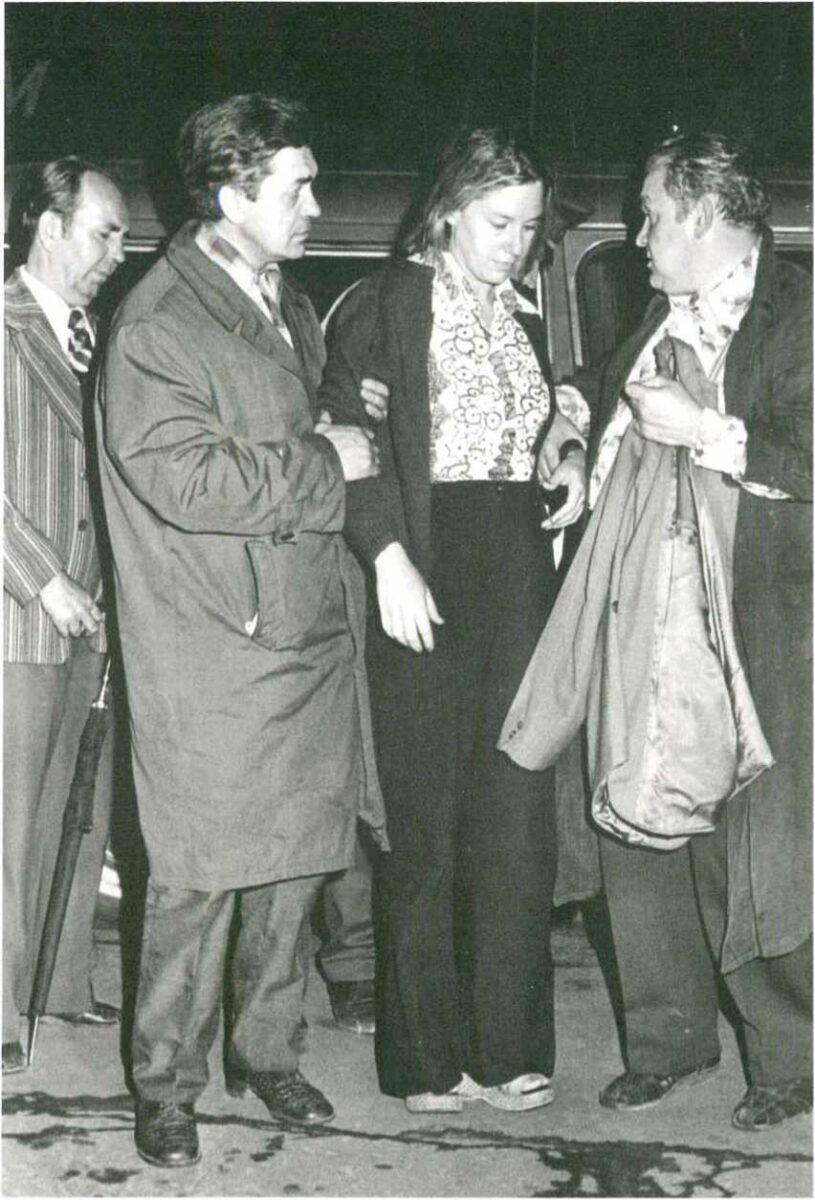 Марта Петерсон сразу после задержания в сопровождении сотрудников КГБ