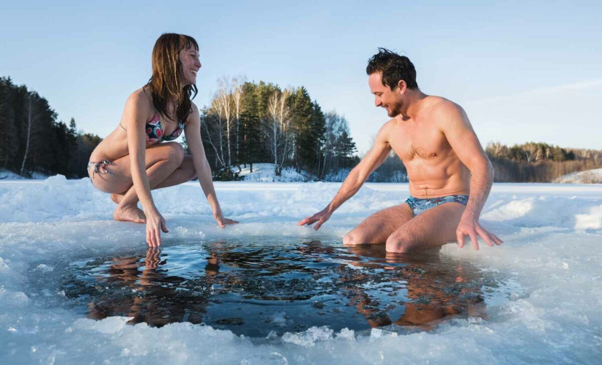 Экстремальное зимнее купание в проруби после финской сауны