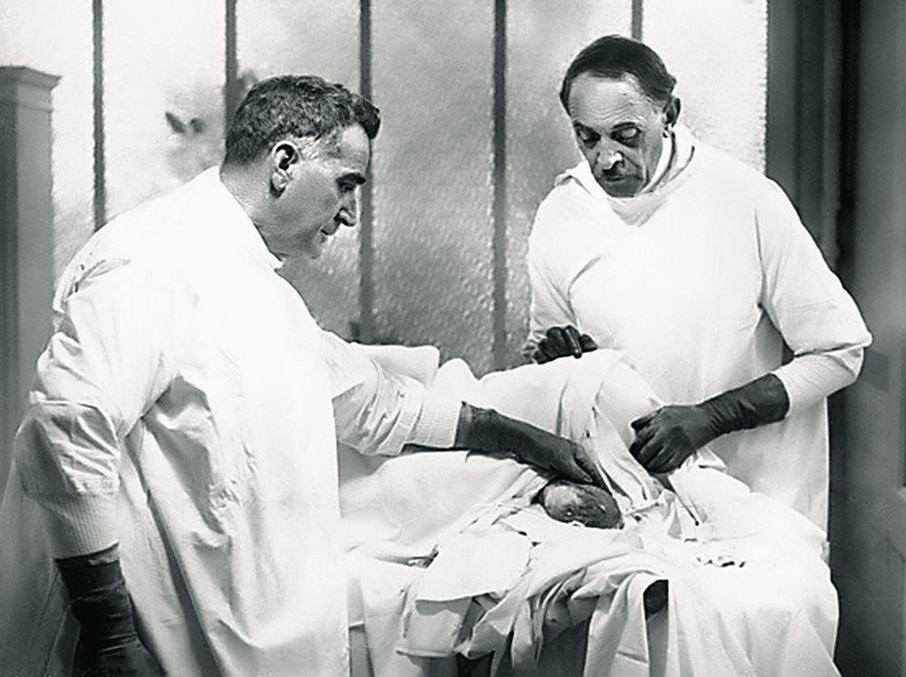 Сергей Воронов хирург обезьяны у операционного стола в белом халате