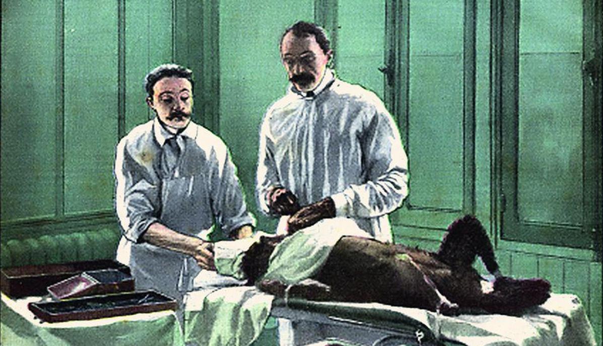 Сергей Воронов проводит операцию по пересадке тканей обезьяне в операционной