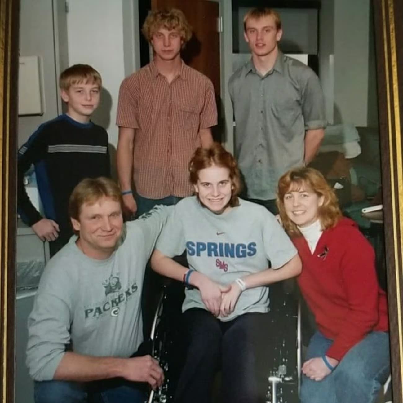 Джина Гис на инвалидной коляске в больнице среди людей