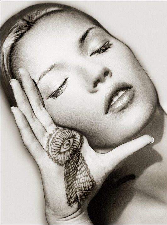 Кейт Мосс крупным планом минималистичный портрет Альберта Уотсона