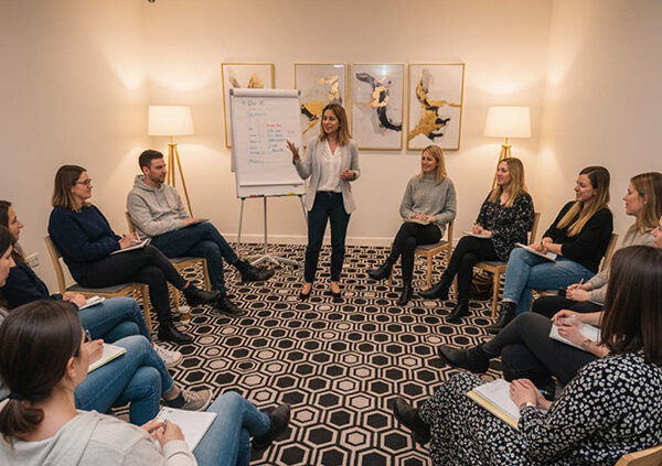 Почему групповое обучение эффективнее индивидуальных курсов для команд