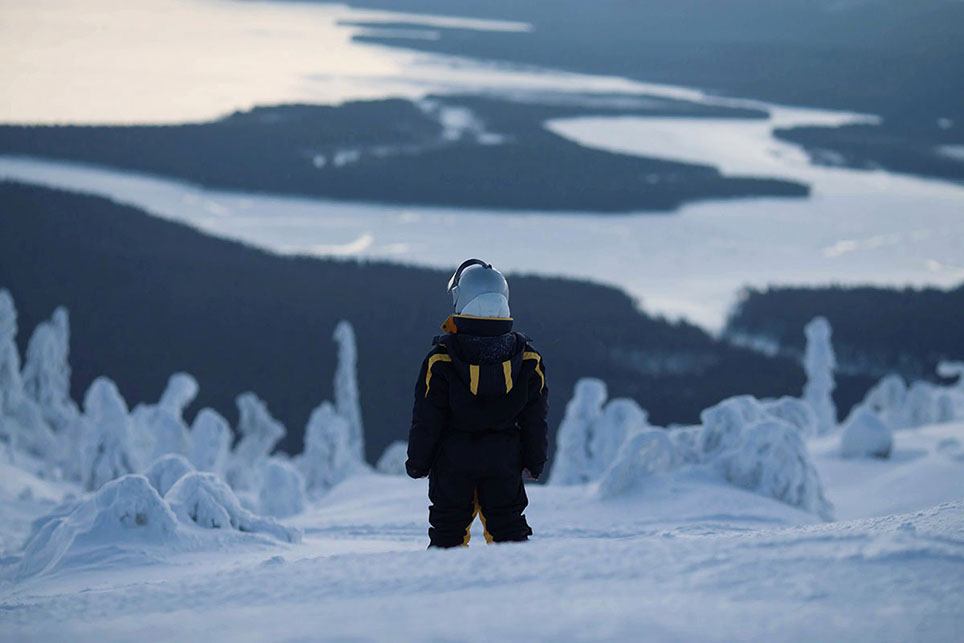Человек любуется зимними видами Карелии в парке Паанаярви