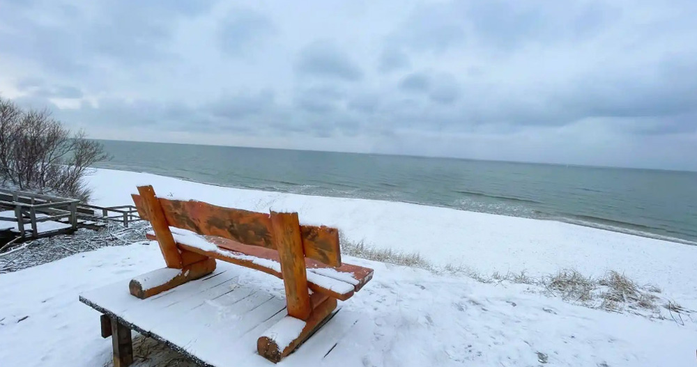 Зимняя Куршская коса с заснеженными дюнами и Балтийским морем