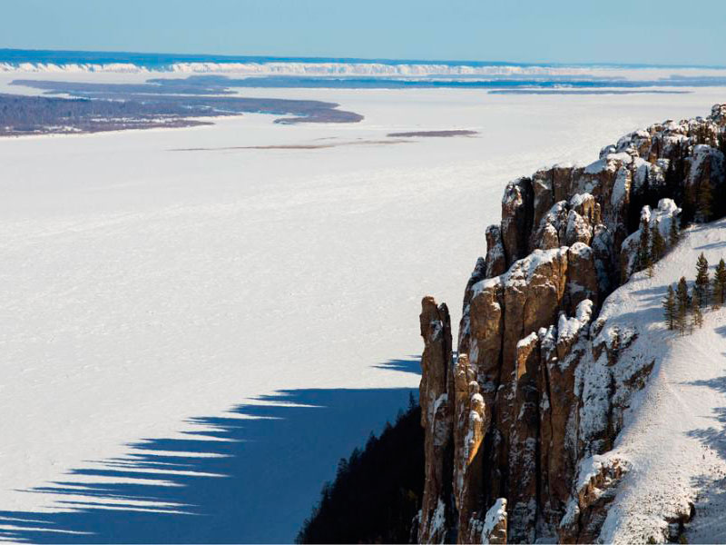 Ленские столбы зимой: замерзшая река Лена и снежные утесы