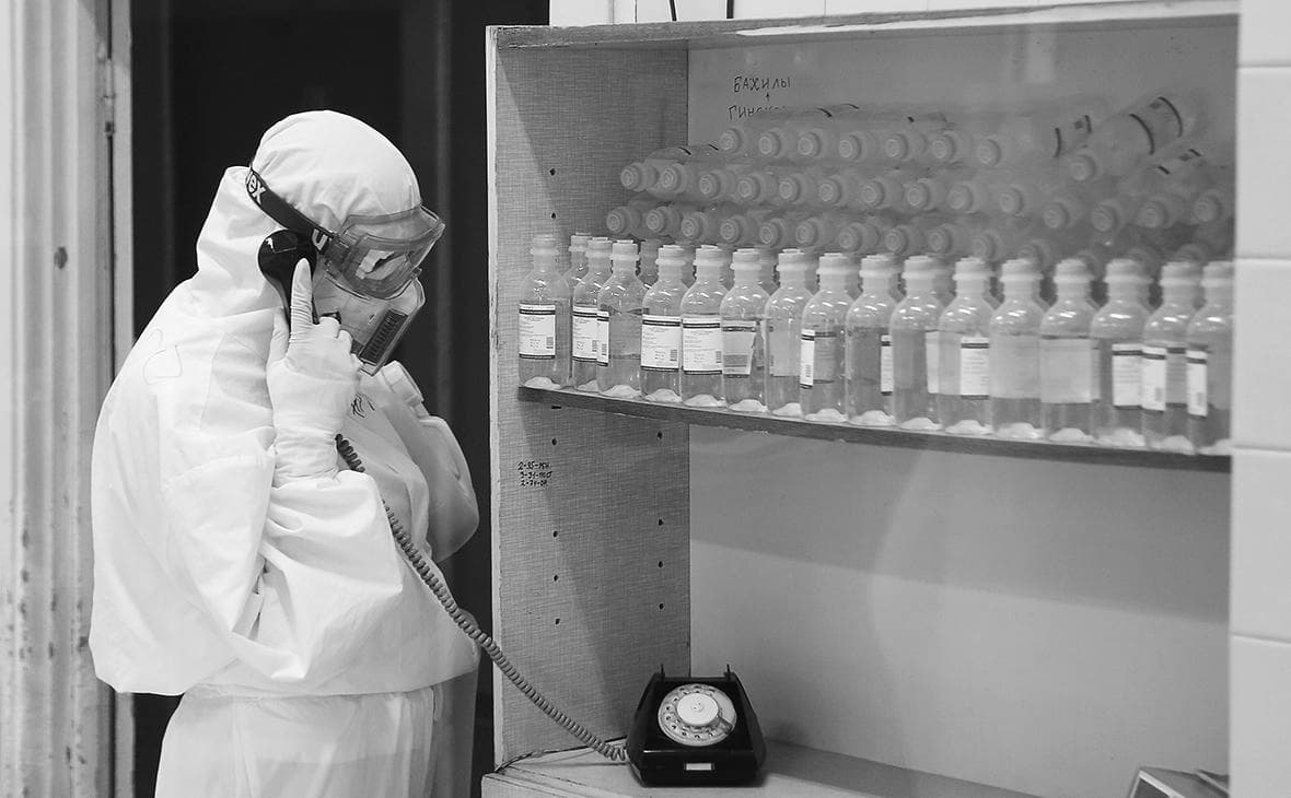 Медицинский персонал в больнице Свердловска во время вспышки загадочной пневмонии 1979 года