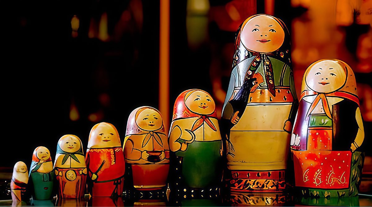 Первая русская матрёшка около 1900 года: крестьянка с чёрным петухом, созданная Сергеем Малютиным
