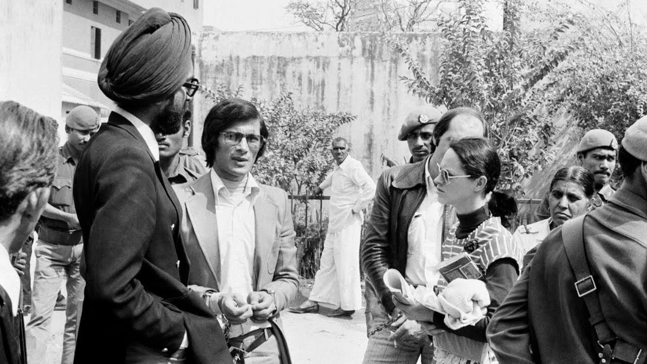 Шарль Собрадж в наручниках под конвоем индийских полицейских на улице