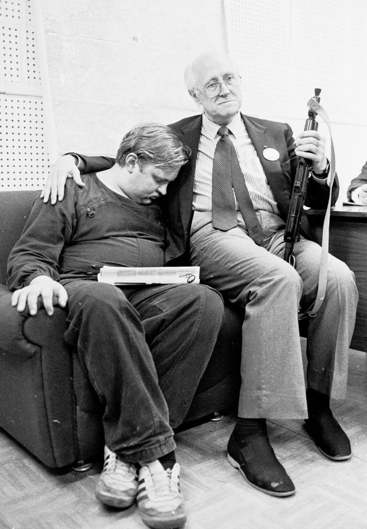 Мстислав Ростропович (Mstislav Rostropovich) с автоматом рядом с защитником Белого дома в 1991 году