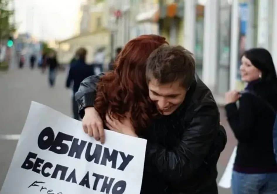 Обезьяны обнимаются в дикой природе