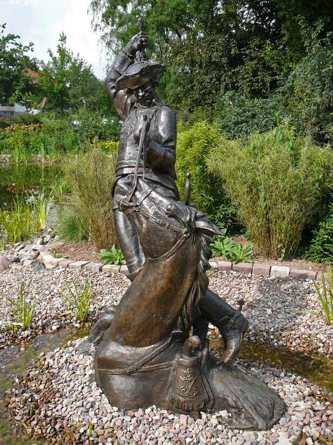 Скульптура барона Мюнхгаузена, вытаскивающего себя из болота за волосы с конём в Боденвердере