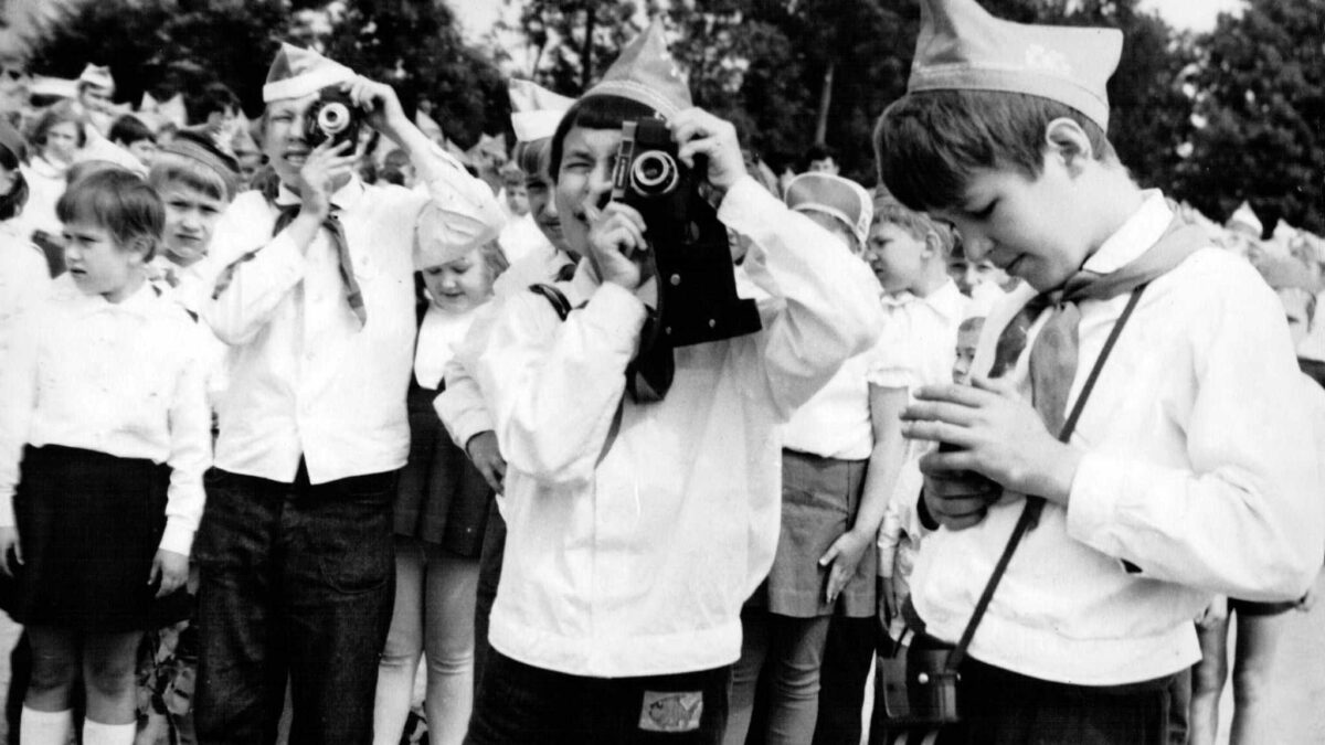 Групповой снимок пионеров в лагере Огонек с Юрием Феклистовым в центре, 1972 год