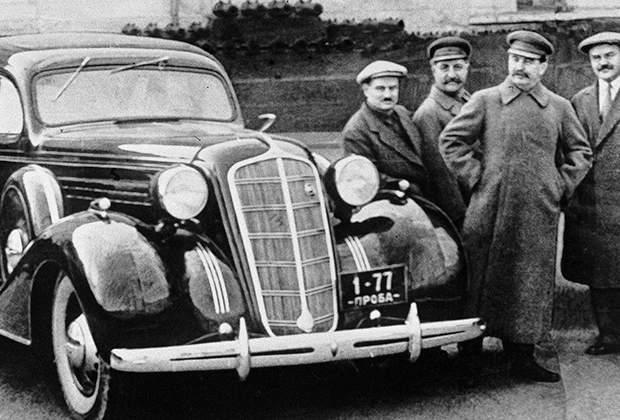 Иосиф Сталин (Joseph Stalin), Вячеслав Молотов, Анастас Микоян и Серго Орджоникидзе у автомашины ЗИС-101