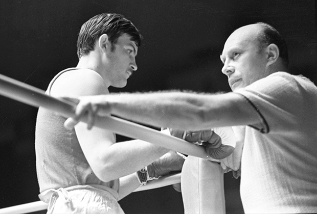 Вячеслав Лемешев в тренировочном зале ЦСКА под руководством тренера