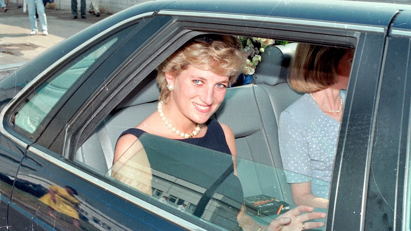 Принцесса Диана (Princess Diana) в автомобиле во время визита, 1995 год