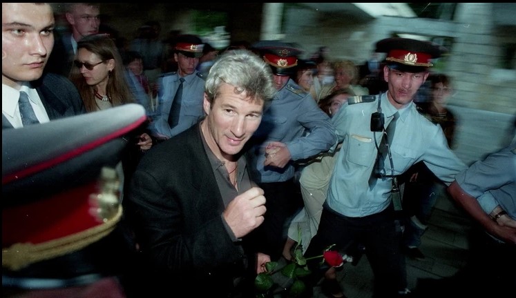 Актер Ричард Гир (Richard Gere) среди толпы и охраны в Нижнем Новгороде, 1995 год