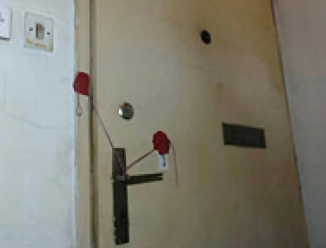 Опечатанная полицией дверь квартиры Хедвиги Голик в мансарде