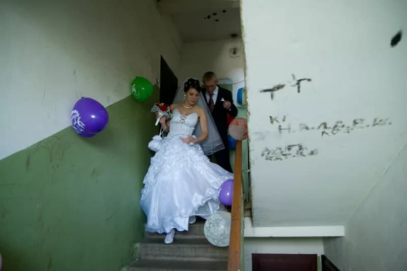 Кадр с начала свадебной церемонии в типичном российском подъезде