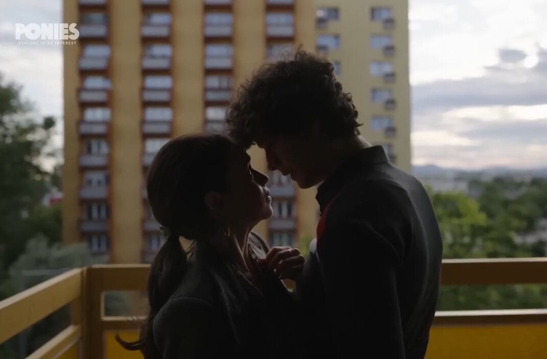 кадр из сериала - поцелуй