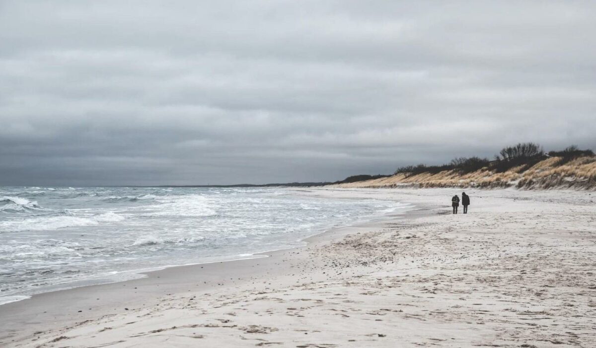 Шторм и берег Куршской косы в зимний день