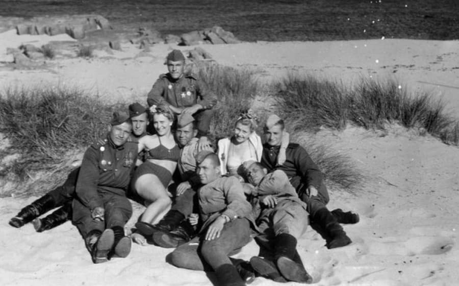Советские солдаты отдыхают на пляже острова Борнхольм, 1945&ndash;1946 годы, Дания